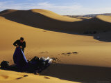 Explorer Opens Up a Tent in the Libyan Desert Photographie par Bobby Model