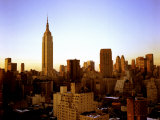 Empire State Building Towers over the New York City Skyline Lámina fotográfica por Rex Stucky