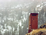 Outhouse Perches on a Hillside Photographie par Rex Stucky
