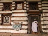Priest at Door of Church of Yemrehana Kristos Fotografisk trykk av Andrew Burke Priest at Door of Church of Yemrehana Kristos Fotografisk trykk av Andrew Burke