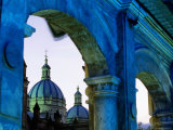 Domes of Catedral De La Inmaculada Concepcion on Parque Calderon Photographie par Ryan Fox