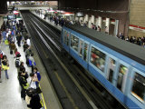 People Waiting at the Metro Station Lámina fotográfica por Paul Kennedy People Waiting at the Metro Station Lámina fotográfica por Paul Kennedy