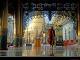Monk at Shwedagon Paya Lámina fotográfica por Michael Gebicki