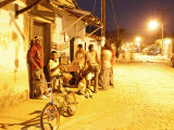 People in Street at Night Photographie par Dan Gair