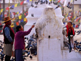 Members of Tibetan Community Making Offerings at Bodhnath Stupa Photographie par Richard I'Anson