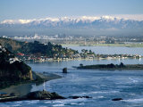 City with Southern Alps in Background Seen from Sumner, Estuary Fotografisk trykk av Peter Bennetts City with Southern Alps in Background Seen from Sumner, Estuary Fotografisk trykk av Peter Bennetts