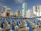 Furled Beach Umbrellas at Playa Popular, Early Morning Lámina fotográfica por Paul Kennedy Furled Beach Umbrellas at Playa Popular, Early Morning Lámina fotográfica por Paul Kennedy