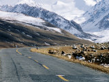 Karakoram Highway Approaching Pass and Border to Pakistan Fotografisk trykk av Lindsay Brown Karakoram Highway Approaching Pass and Border to Pakistan Fotografisk trykk av Lindsay Brown