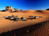 Tourist Campsite on the Sand, Akakus National Park, Sahara Desert Lámina fotográfica por Frans Lemmens