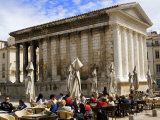 Outdoor Cafe in Front of the Roman Maison Carree in Nimes Photographie par Glenn Beanland