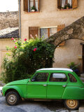 Old Green Renault Near House Photographie par Glenn Beanland