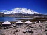 Yurts Beside Kara Kul Lake with Snow-Capped Muztagh Ata Mountain in Background Fotografisk trykk av Lindsay Brown Yurts Beside Kara Kul Lake with Snow-Capped Muztagh Ata Mountain in Background Fotografisk trykk av Lindsay Brown