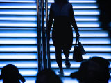 Silhouetted Shoppers Walk Up the Stairs to Park Lane Plaza in Causeway Bay Lámina fotográfica por Ray Laskowitz Silhouetted Shoppers Walk Up the Stairs to Park Lane Plaza in Causeway Bay Lámina fotográfica por Ray Laskowitz