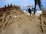 Sand Sculptures with the Sculptor Posing under the Umbrella, Copacabana Fotografisk trykk av Judy Bellah Sand Sculptures with the Sculptor Posing under the Umbrella, Copacabana Fotografisk trykk av Judy Bellah