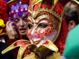 Person in Venetian Mask, New Orleans Mardi Gras Photographie par Ray Laskowitz