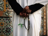 Muslim Guard of Gurgi Mosque Holding His Rosary Fotografie-Druck von Frans Lemmens