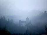 Bran Castle, Dracula's Castle, in Fog, Transylvania Photographie par Gavin Quirke