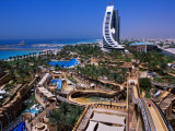 Wild Wadi Waterpark Spreads Around the Foot of the Jumeira Beach Hotel Lámina fotográfica por Mark Daffey Wild Wadi Waterpark Spreads Around the Foot of the Jumeira Beach Hotel Lámina fotográfica por Mark Daffey