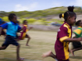 Local School Girls Competing in Race During an Inter-Island School Sports Carnival Fotografisk trykk av Tim Barker Local School Girls Competing in Race During an Inter-Island School Sports Carnival Fotografisk trykk av Tim Barker