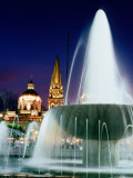 Water Fountain on Plaza De La Liberacion with 17th Century Cathedral in Distance Photographie par Ryan Fox