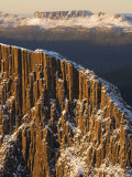 Columnar Dolerite Cliffs on the Acropolis in Winter, Du Cane Range Photographie par Grant Dixon