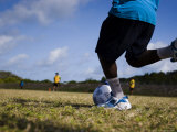 Torres Strait Islander Boy Taking a Goal Kick During a Soccer Game Fotografisk trykk av Tim Barker Torres Strait Islander Boy Taking a Goal Kick During a Soccer Game Fotografisk trykk av Tim Barker