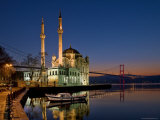 Ortakoy Mosque Looking Towards the Bosphorus Bridge, Seen in the Evening Photographie par Izzet Keribar