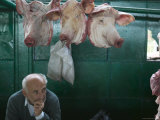 Butcher and Pig Heads in the Old Market Photographie par Gavin Quirke
