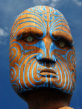 Carved Head of Pouwhenua Lámina fotográfica por Jenny & Tony Enderby Carved Head of Pouwhenua Lámina fotográfica por Jenny & Tony Enderby