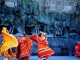 Performers in Front of Palacio De Justicia Photographie par Ryan Fox