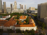 Overhead of Historic Raffles Hotel and Singapore Skyline Photographie par Glenn Beanland