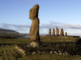 Moai Statues of Ahu Vai Uri and Tahai Lámina fotográfica por Paul Kennedy Moai Statues of Ahu Vai Uri and Tahai Lámina fotográfica por Paul Kennedy
