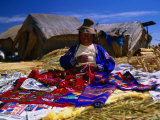 Traditionally Dressed Woman Knitting on Isla Flotantes Photographie par Ryan Fox