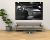 VP Richard Nixon Sitting Solemnly in Back Seat of Dimly Lit Limousine Mural por Hank Walker