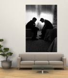 Jack Kennedy Conferring with His Brother and Campaign Organizer Bobby Kennedy in Hotel Suite Mural por Hank Walker