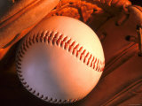 Still Life Baseball in Baseball Mitt Lámina fotográfica