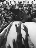 Rebel Leader Fidel Castro Being Cheered by a Village Crowd on His Victorious March to Havana Photographie par Grey Villet