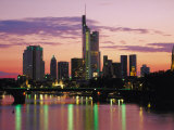City Skyline of Frankfurt, Germany at Sunset with Reflections of Lights on Water Surface Fotografie-Druck