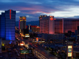 View of Casinos and the Strip at Sunset in Las Vegas, Nevada Lámina fotográfica
