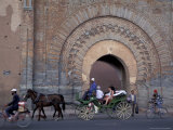 Horse-drawn wagon with passengers pass city gate Lámina fotográfica por John & Lisa Merrill Horse-drawn wagon with passengers pass city gate Lámina fotográfica por John & Lisa Merrill