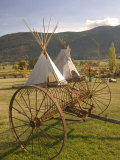 Tepees and Antique Farm Equipment, British Columbia, Canada Photographie par Walter Bibikow