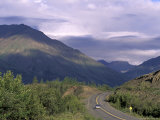 Car Drives on Road near Kluane Lake, Yukon, Canda Lámina fotográfica por Paul Souders