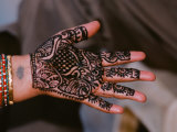 Hand of Indian Woman Decorated with Henna, India Lámina fotográfica por Dee Ann Pederson Hand of Indian Woman Decorated with Henna, India Lámina fotográfica por Dee Ann Pederson