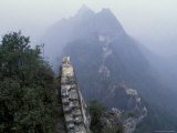Mutianyu Great Wall Winding Through Misty Mountain, China Photographie par Keren Su