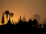 Temple Silhouetted at Sunset, Mae Hong Son, Thailand Photographie par Claudia Adams