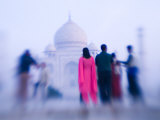 Pink Sari, Taj Mahal, India Photographie par Walter Bibikow