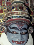 Kathakali Dancer Portrays Scenes from Hindu Epics, India Photographie par Claudia Adams