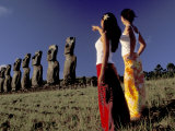 Polynesian Girls with Huge Moai, Ahu Akiri, Easter Island, Chile  Lámina fotográfica por Keren Su