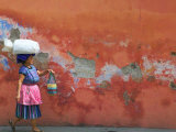 Woman Carrying Sack, Antigua, Guatemala Photographie par Keren Su