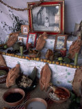 Day of the Dead Home Altar with Mole and Bread, Oaxaca, Mexico Photographie par Judith Haden